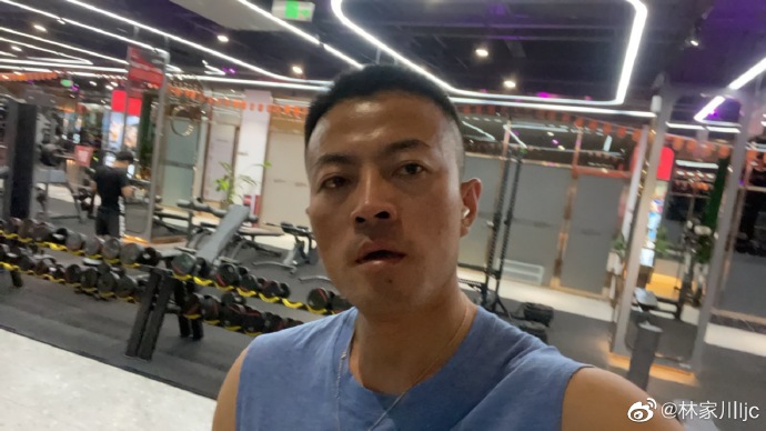 《狂飙》中的唐小龙:爱踢球的“白坎特”,曾想当球员被父亲否决休闲区蓝鸢梦想 - Www.slyday.coM 《狂飙》中的唐小龙:爱踢球的“白坎特”,曾想当球员被父亲否决休闲区蓝鸢梦想 - Www.slyday.coM