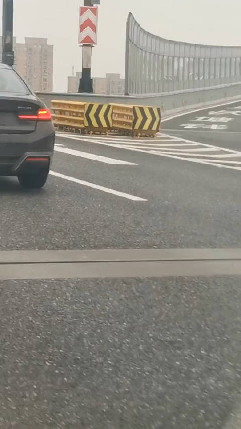 刹车灯都是亮的，牌也没上，这不是刹车油门一起踩就是车坏了