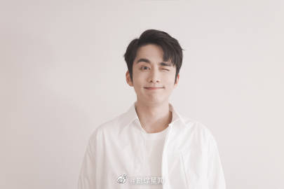 是穿着花衬衫在<a href=