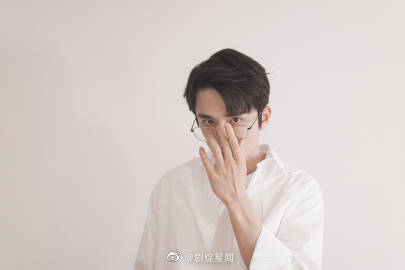 是穿着花衬衫在<a href=