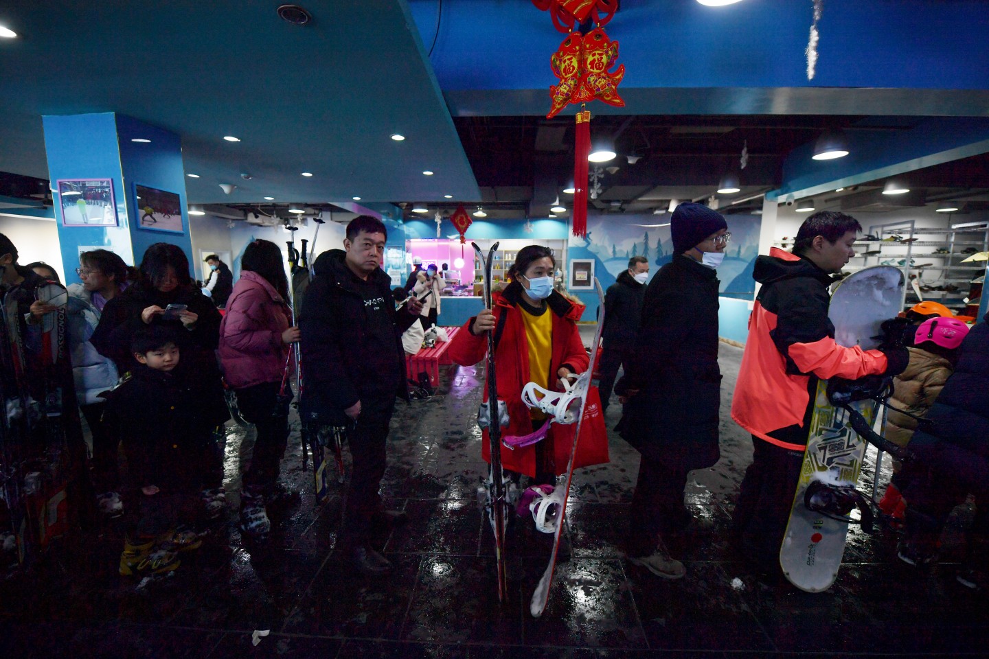 等待入場的滑雪者排起長隊。新京報記者 李木易 攝