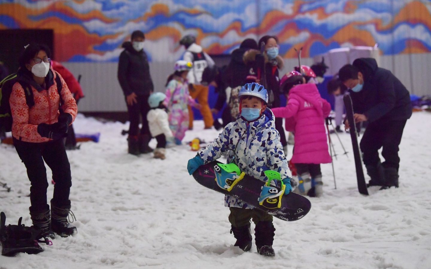 2月11日，祖波滑雪館，一名身穿滑雪服的小朋友。新京報記者 李木易 攝