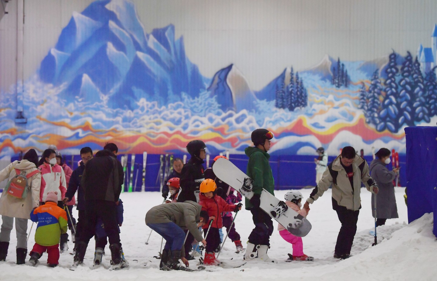 2月11日，祖波滑雪館，不少父母帶著孩子來體驗滑雪。新京報記者 李木易 攝