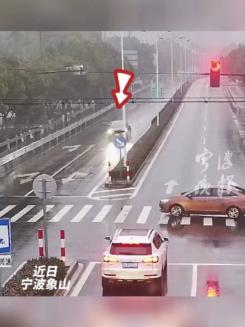 特斯拉不减速闯红灯，转向小车直接被“削”掉头……