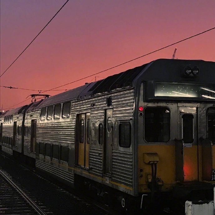 深夜朋友圈里刷屏的孤独文案背后藏着怎样的心酸 (朋友圈深夜发的句子)