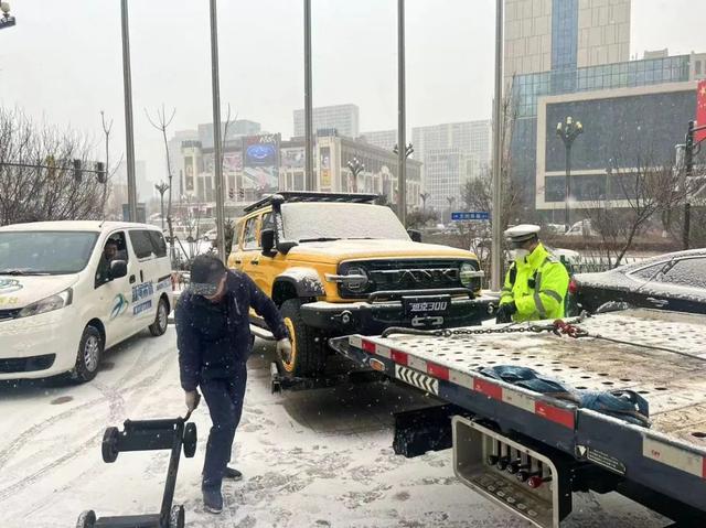 西宁交警雪天执勤保畅通 展现亮丽“雪警”休闲区蓝鸢梦想 - Www.slyday.coM 西宁交警雪天执勤保畅通 展现亮丽“雪警”休闲区蓝鸢梦想 - Www.slyday.coM