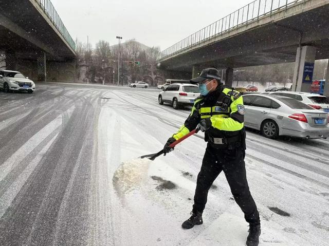 西宁交警雪天执勤保畅通 展现亮丽“雪警”休闲区蓝鸢梦想 - Www.slyday.coM 西宁交警雪天执勤保畅通 展现亮丽“雪警”休闲区蓝鸢梦想 - Www.slyday.coM