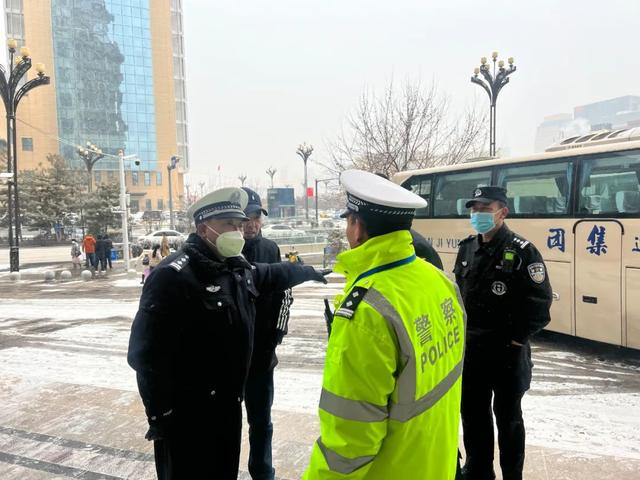 西宁交警雪天执勤保畅通 展现亮丽“雪警”休闲区蓝鸢梦想 - Www.slyday.coM 西宁交警雪天执勤保畅通 展现亮丽“雪警”休闲区蓝鸢梦想 - Www.slyday.coM