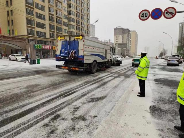 西宁交警雪天执勤保畅通 展现亮丽“雪警”休闲区蓝鸢梦想 - Www.slyday.coM 西宁交警雪天执勤保畅通 展现亮丽“雪警”休闲区蓝鸢梦想 - Www.slyday.coM