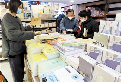 　　今天，本市中小学迎来新学期开学，连日来，文具持续热销。 本报记者 周伟摄