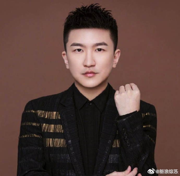 15日，有网友质疑@BIGBIG张大大 直播内容疑似是剧本，引发热议……休闲区蓝鸢梦想 - Www.slyday.coM