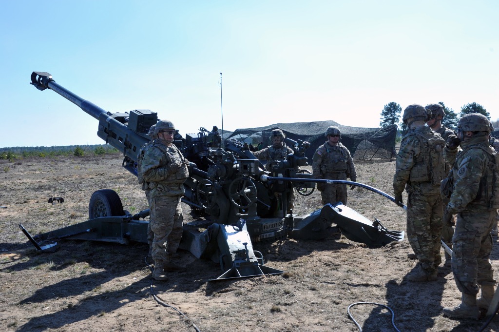  2016年4月28日，在拉脱维亚阿达日军事基地训练场，美军炮兵进行射击准备。新华社记者郭群摄