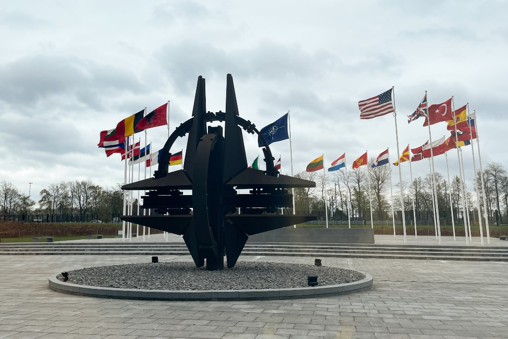  这是2022年4月6日在比利时布鲁塞尔拍摄的北约总部的雕塑与旗帜。新华社记者郑焕松摄