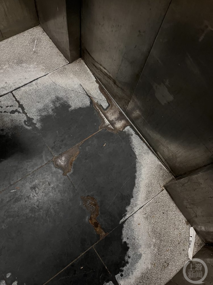 △另外一部轿厢的底部