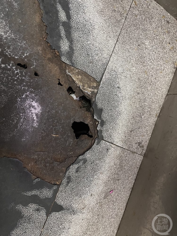 △一部电梯轿厢底部锈蚀的洞