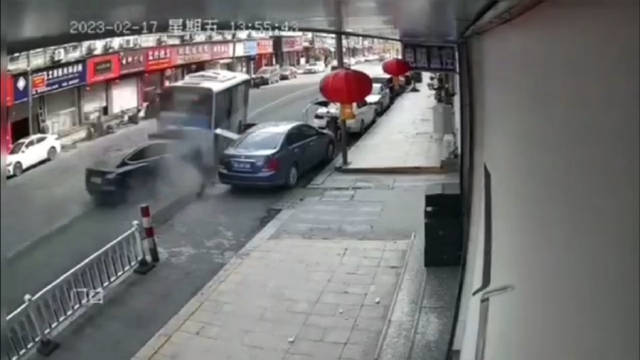 特斯拉又出事了，事发温州，可以看到司机已经在努力躲避了……