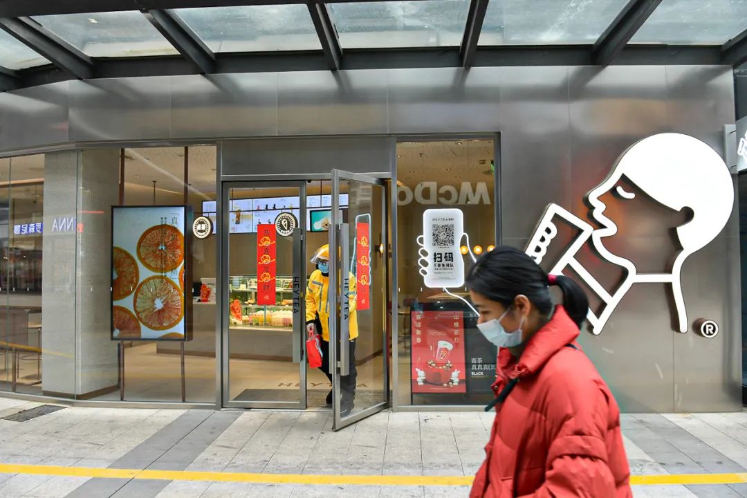 湖南长沙县,外卖配送小哥从一家饮品门店中取货。摄影:李崧稷