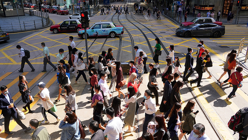 2021年11月16日，香港中環街頭，市民出行。人民視覺  資料圖