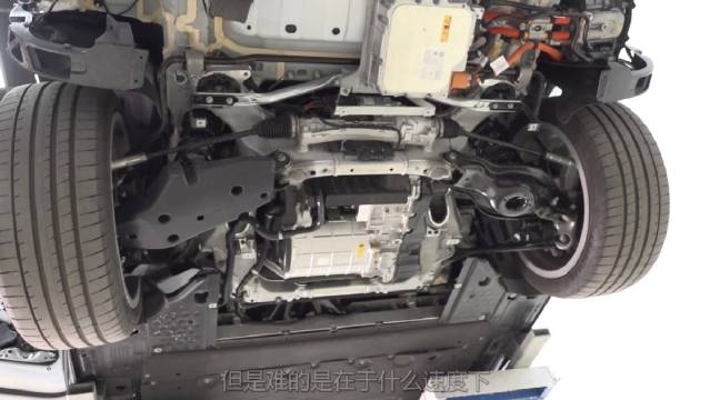 从这辆奔驰EQE的底盘来看，无论是用料还是结构……