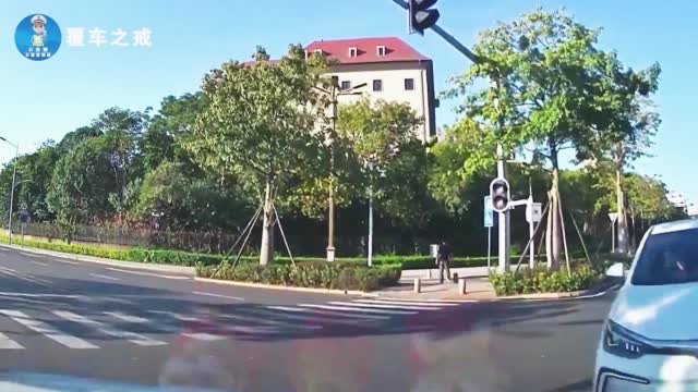 转弯的机动车，应让直行车辆限行，路口切勿抢行