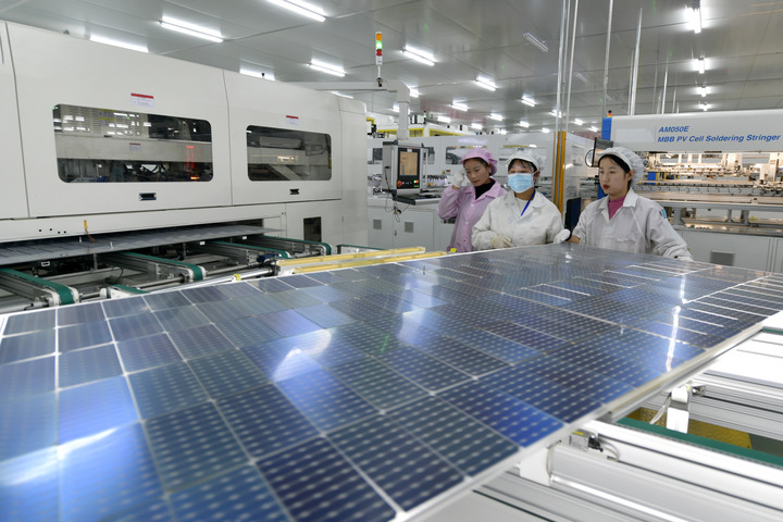 2月16日,工人在嘉寓古浪清洁能源产业基地光伏组件生产车间作业。新华社记者 范培珅 摄
