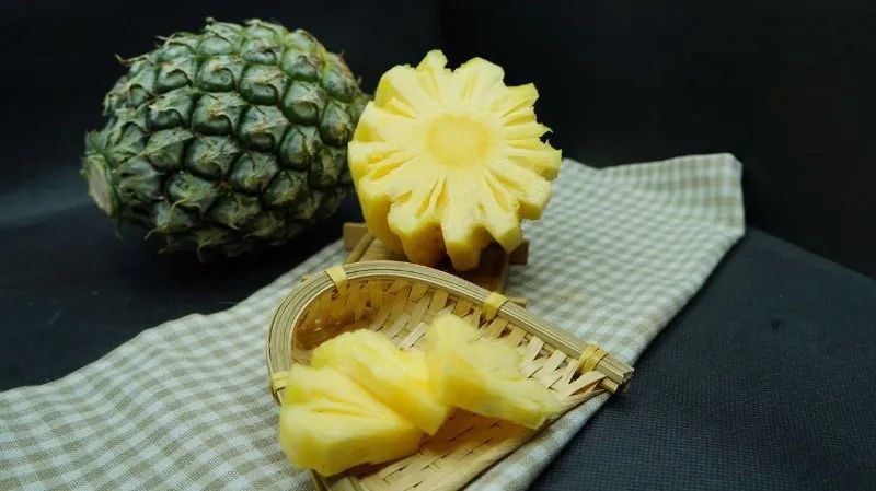 菠萝怎么削皮装盘 2136-2ea6644966061332286db4ba243c3fd9.jpg