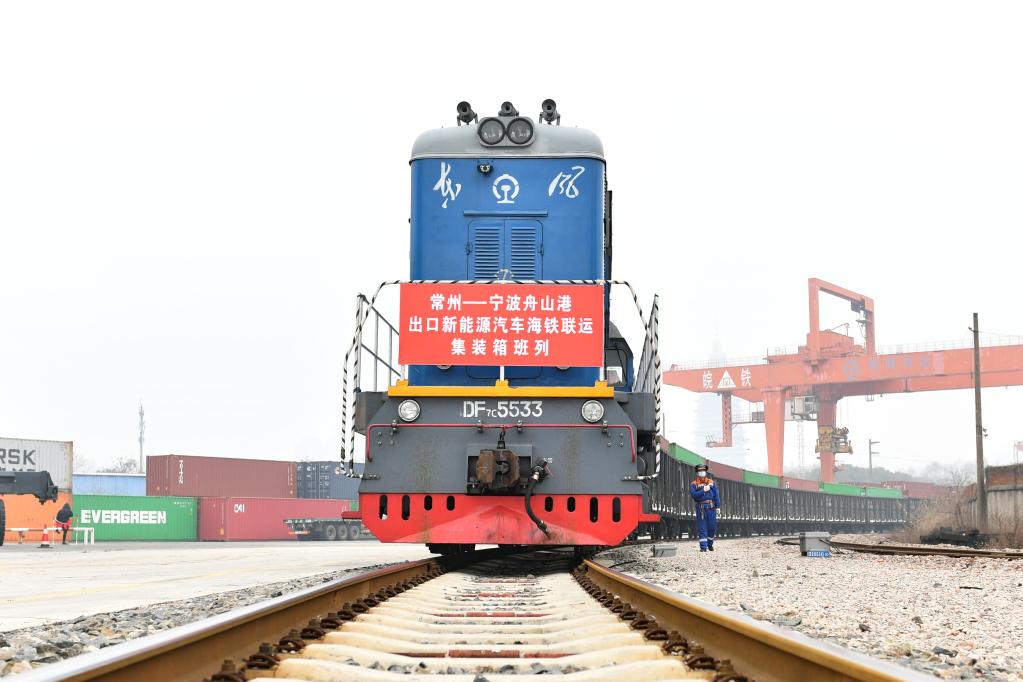 2月8日,在常州站铁路货场,装载新能源汽车的海铁联运铁路班列即将发车。新华社发(史康 摄)