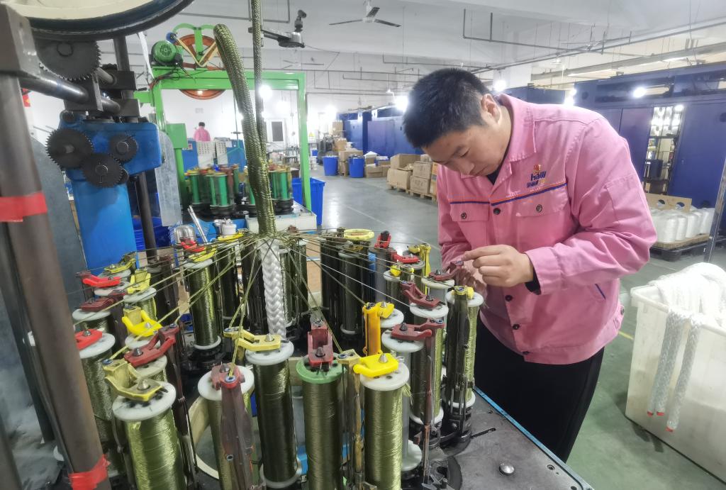 图为郭成志在查看设备运行情况。新华社记者王凯摄
