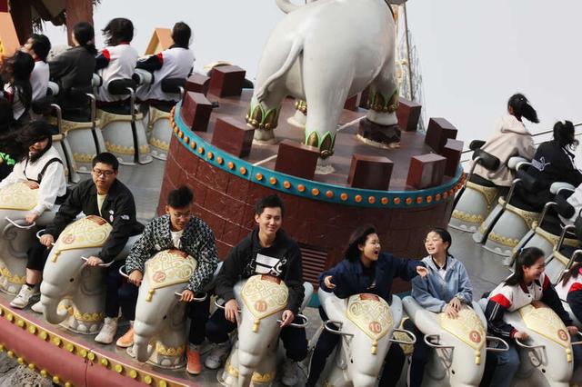 拥有虎跳峡、大摆锤、水秀表演、滇池之眼摩天轮等娱乐项目的七彩云南·欢乐世界主题公园,吸引了大批省内外游客。(刘屹/摄)