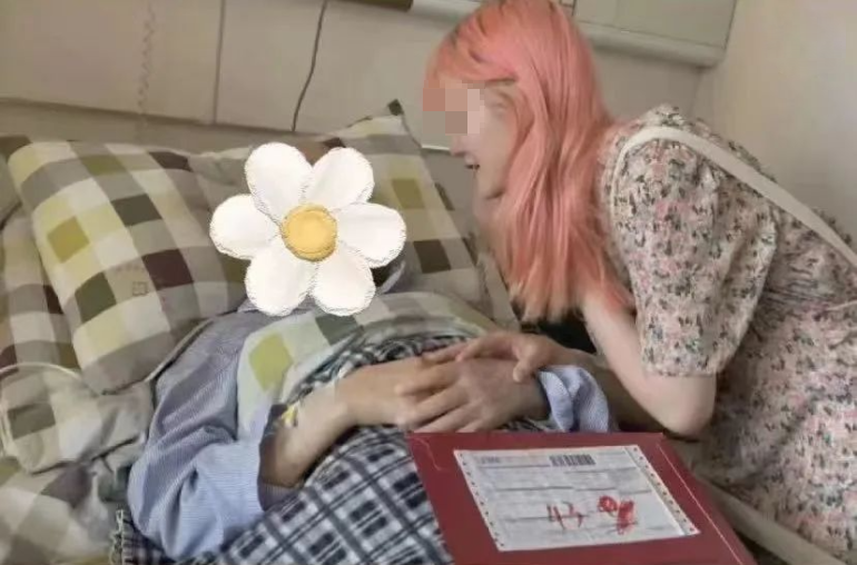 郑灵华因一头粉色头发而成为舆论焦点,并遭遇大规模网络暴力。