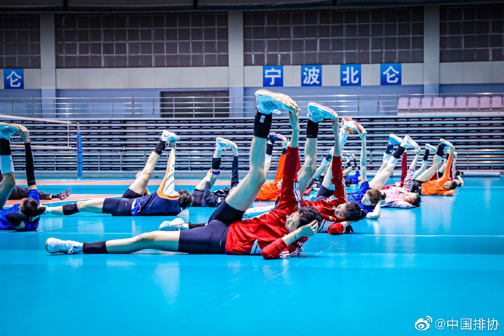 训练基地实拍曝光恩比德积极康复并与队友合练恢复状态良好