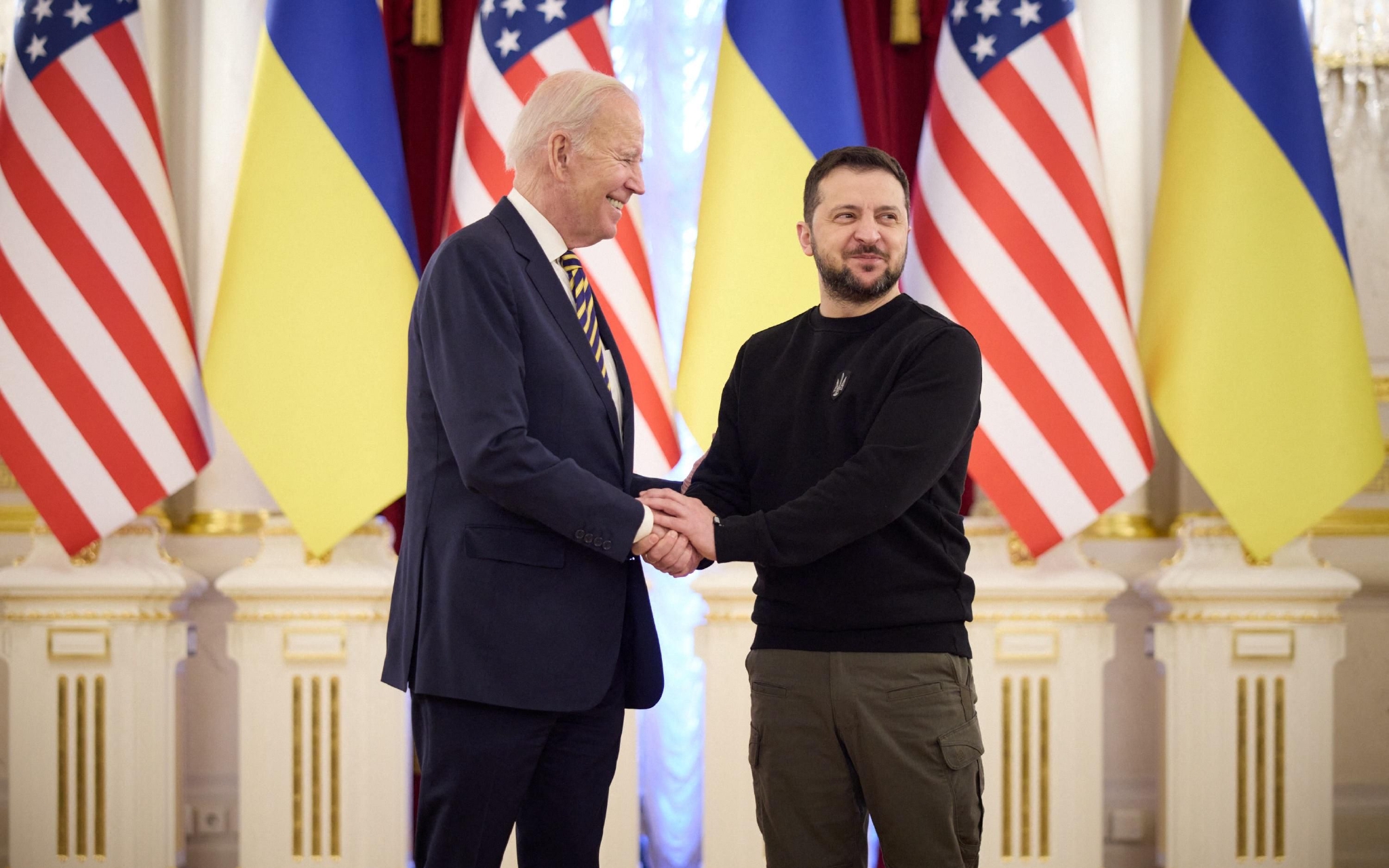 ▲当地时间2月20日，美国总统拜登抵达基辅与乌克兰总统泽连斯基会见。图/IC photo