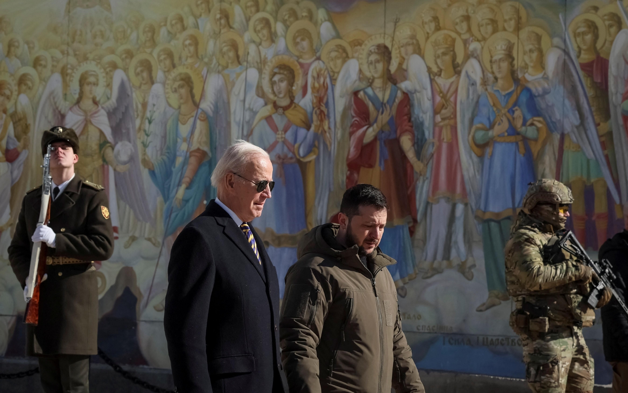 ▲当地时间2月20日，拜登与乌克兰总统泽连斯基出现在基辅的米哈伊洛夫斯基大教堂门前。图/IC photo