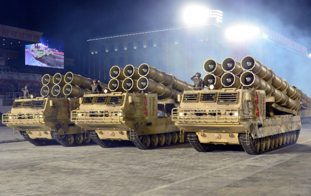 朝鲜在阅兵式上展示的超大口径火箭炮。