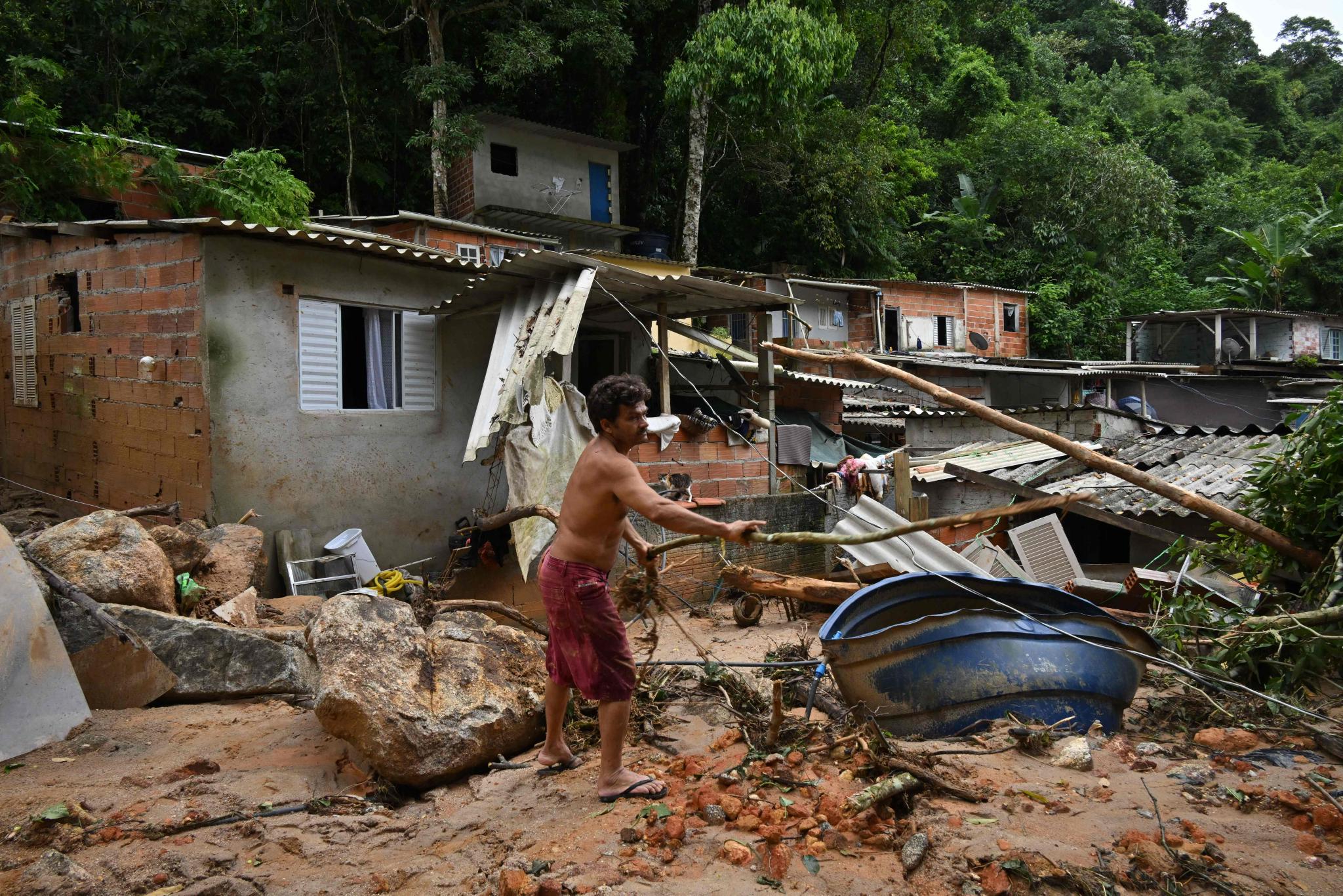 巴西里约暴雨已导致至少七人死亡 超5000人参与救援_新闻频道_央视网(cctv.com)