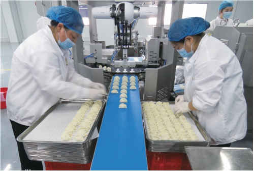 河北省平泉市国家现代农业产业园菌汤水饺生产线。 姚金林 摄