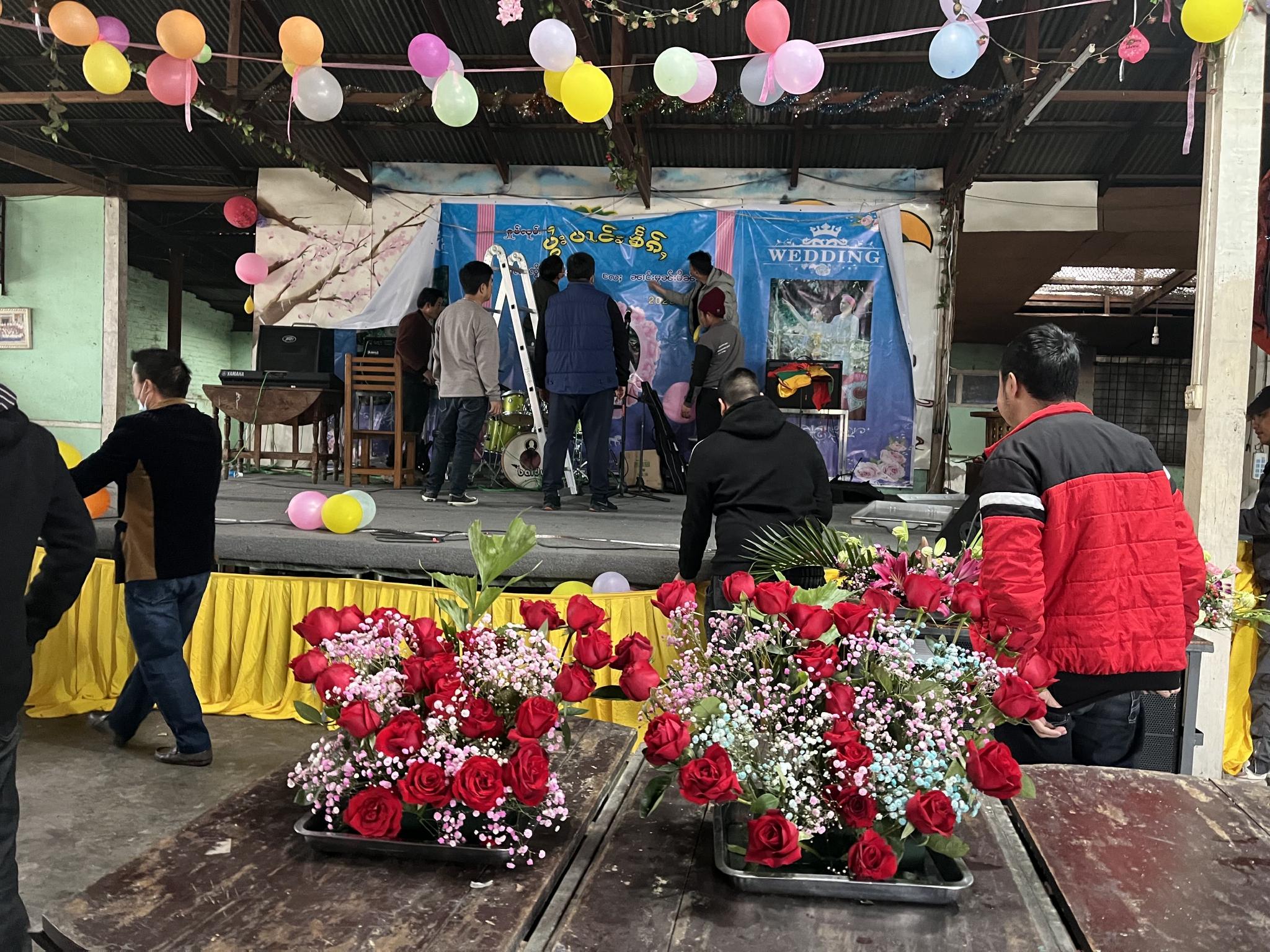 2月2日,人们在布置婚礼现场。 新京报记者 徐杨 摄