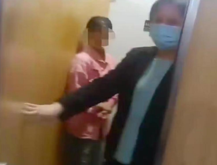 小苦在田东高速服务区求助工作人员 来源:广西新闻频道