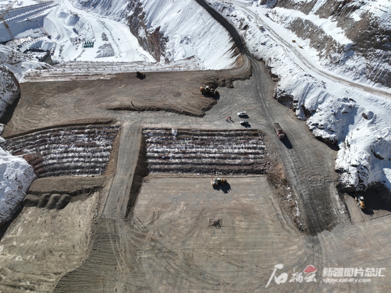 2月20日,大石峡水利枢纽工程大坝填筑现场。王拓摄