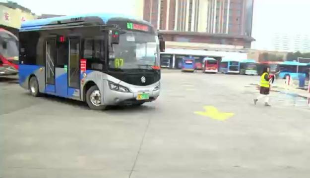 近日，洛阳街头的各类公交车“火”了，引起不少网友热议……