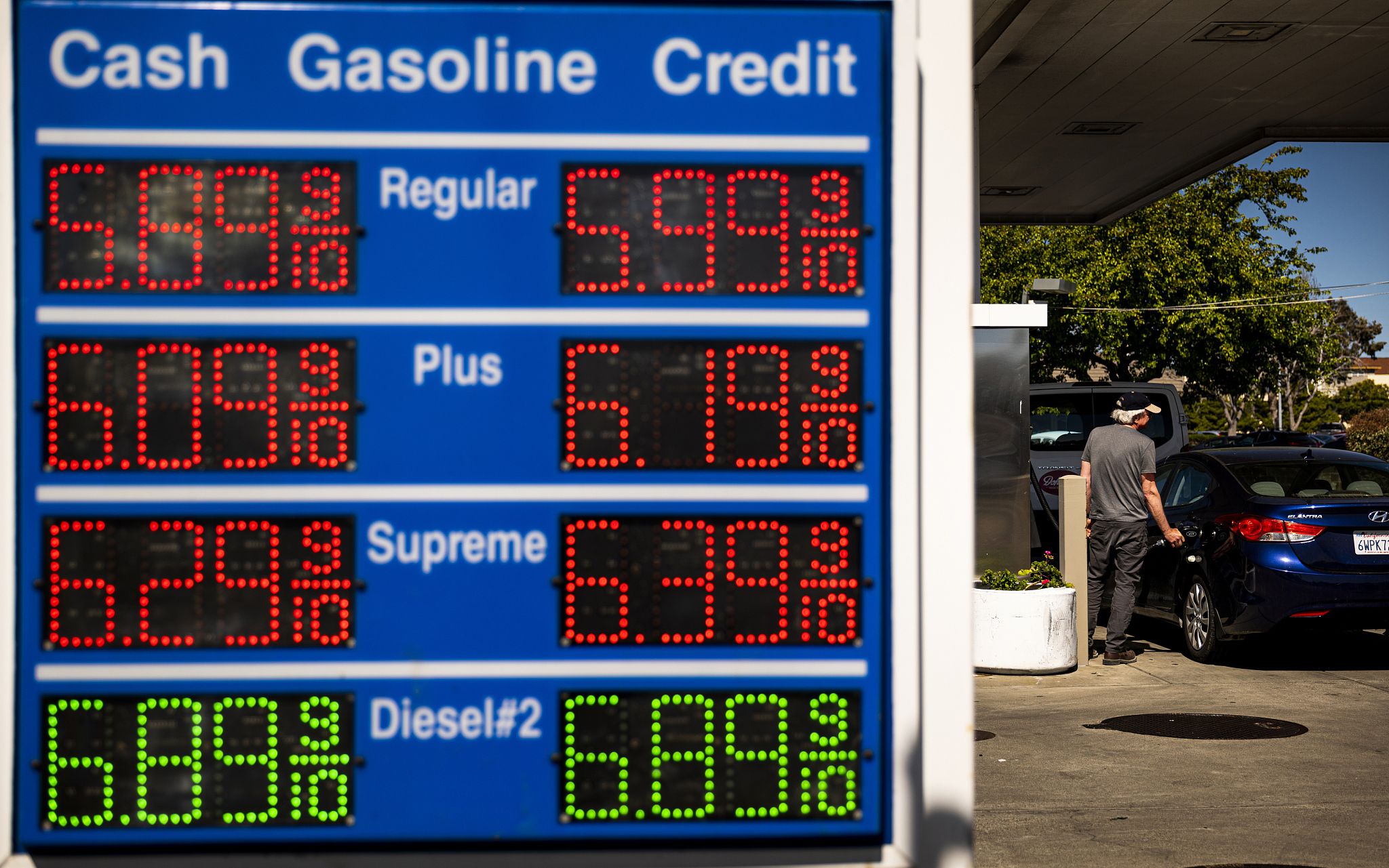 當地時間2022年3月9日，美國加州，當地殼牌加油站的燃油價格標牌。