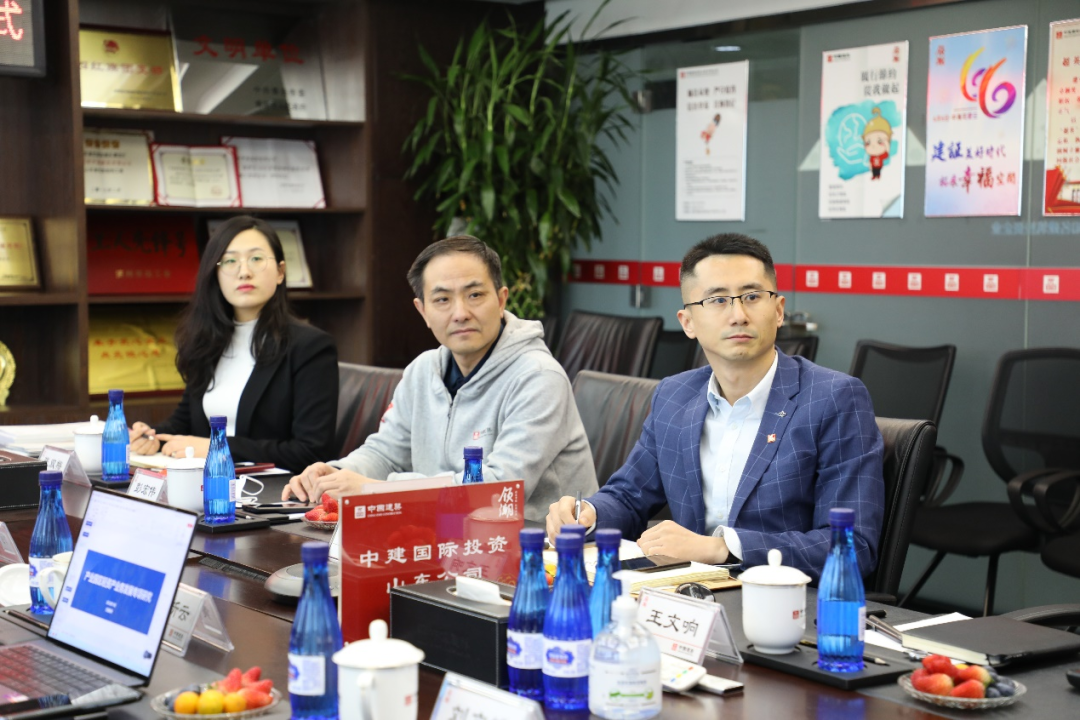 图:中建国际投资(山东)有限公司副总经理彭宏伟(中)济南海创产业发展有限公司执行总经理江世浩(右)