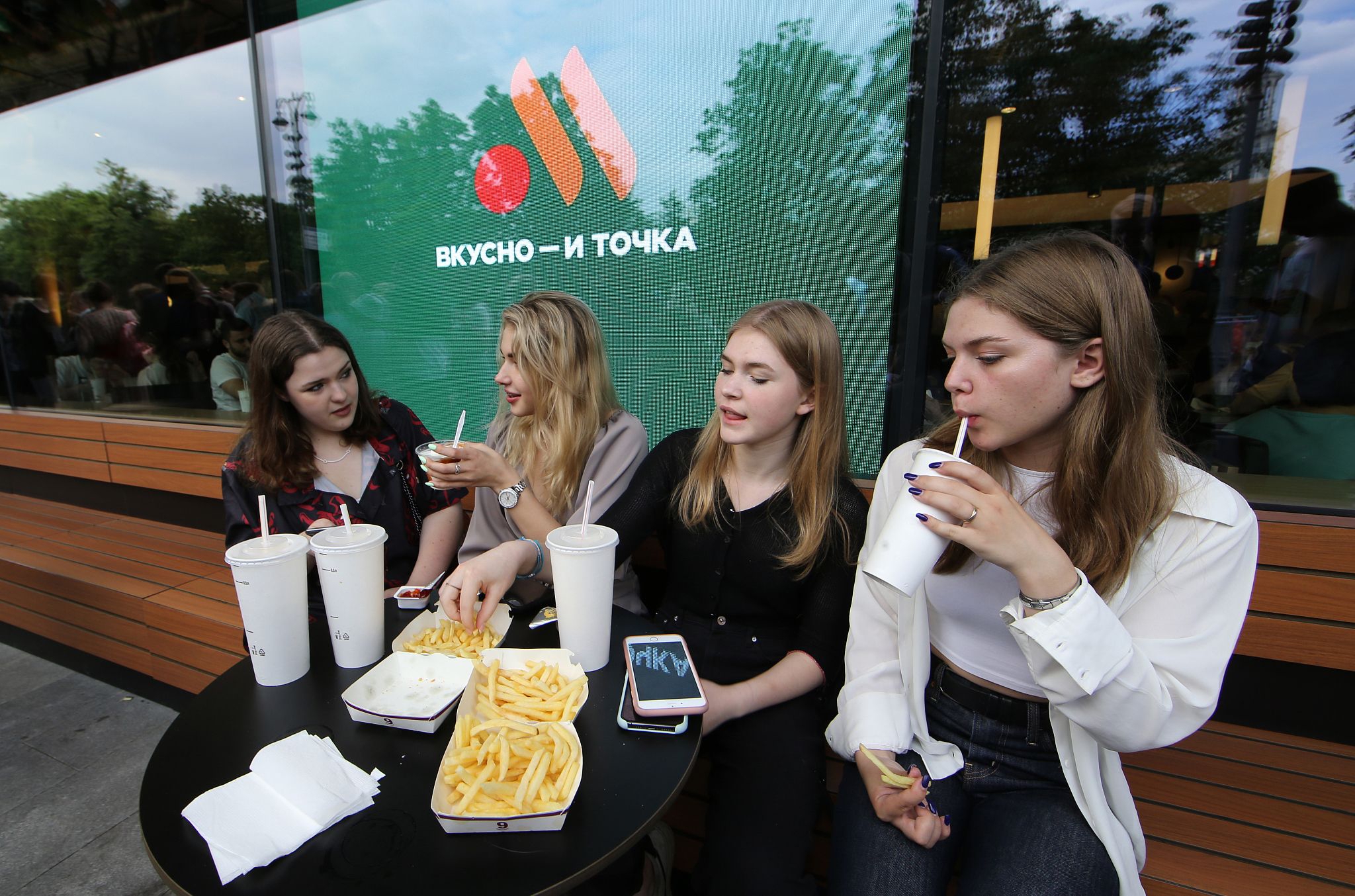 當地時間2022年6月12日，俄羅斯莫斯科，人們去在普希金斯卡婭廣場一家新開張的快餐店用餐。