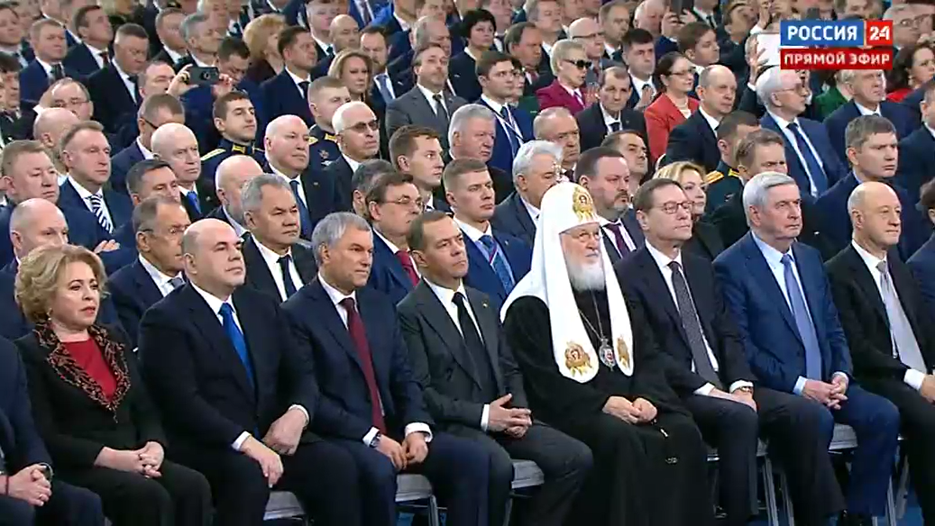 坐在台下参加活动的俄政府、议会及社会代表人士 俄罗斯国家电视台24频道视频截图