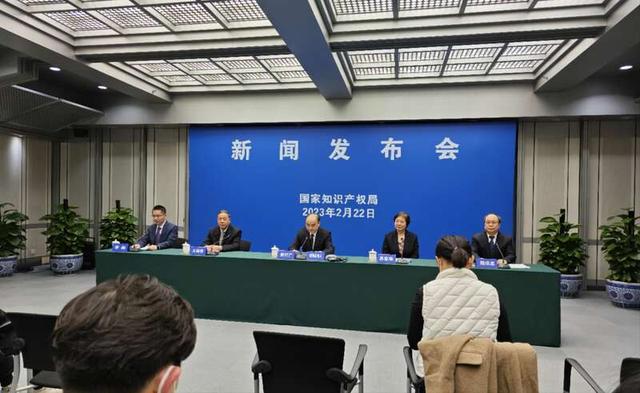 国家知识产权局今天举行2月例行新闻发布会 朱彩云/摄