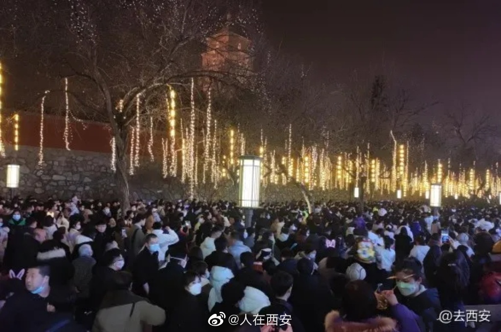 人流迟迟不退，看来西安的旅游热度起码要延续到五一了！休闲区蓝鸢梦想 - Www.slyday.coM