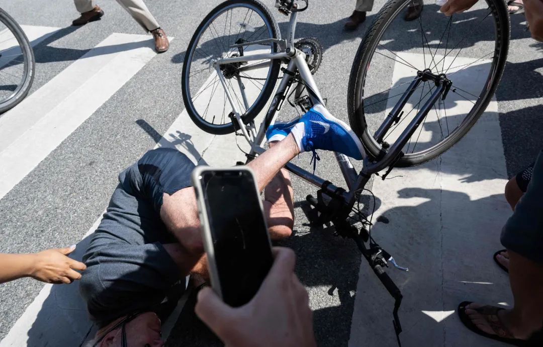 去年6月，拜登骑车时当街摔倒。图源：视觉中国