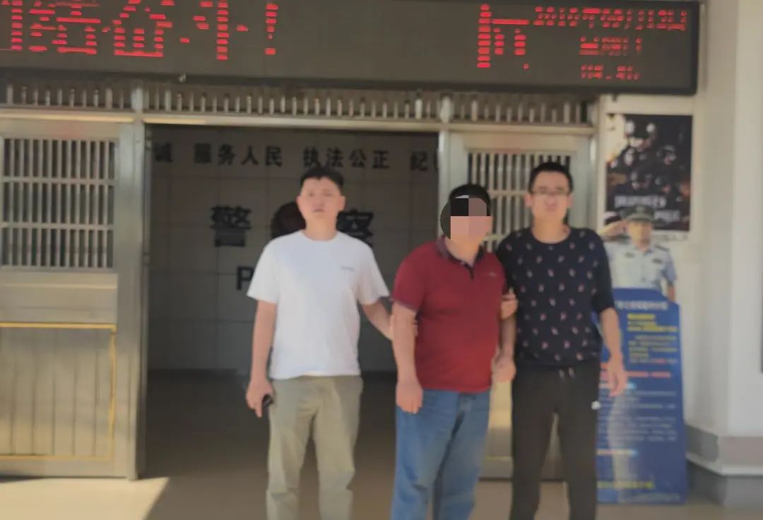 (中间为犯罪嫌疑人)