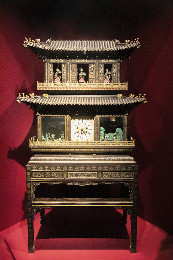 北京故宫钟表馆藏彩漆描金自开门群仙祝寿楼阁式钟