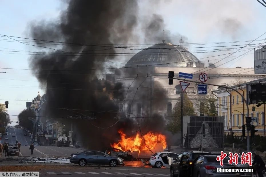 當地時間2022年10月10日，烏克蘭首都基輔市中心發生多次爆炸。圖為基輔市中心爆炸導致汽車燃燒。